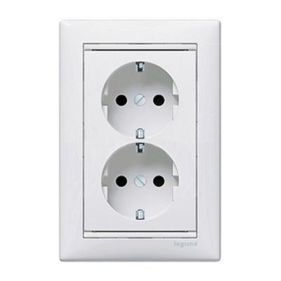 Розетка сетевая LEGRAND Valena с заземлением двойная белый 774400