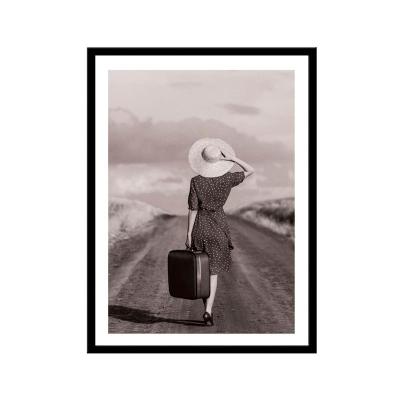 Постер в раме МИРАМ 30*40см Девушка с чемоданом /230402004/